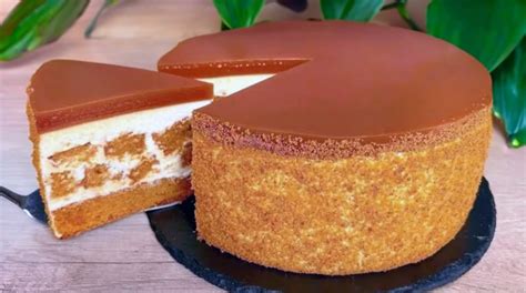 Zostavená karamelová snehová torta pripravená na krájanie