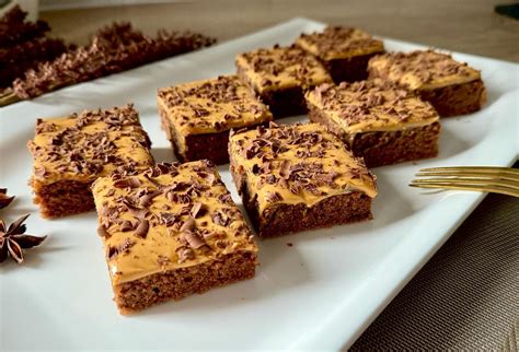 Detailný pohľad na rez snehovou tortou s karamelovým krémom