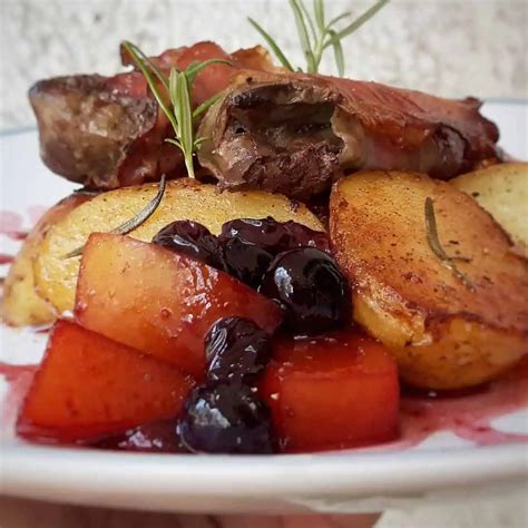 Fotografia chrumkavých zemiakov s rozmarínom a cesnakom