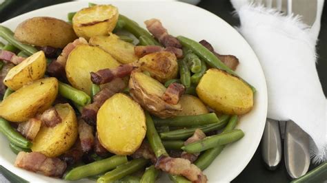 Zemiaky s mexickými koreninami a zelenou cibuľkou