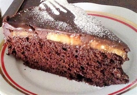 Čokoládová torta s banánmi a marcipánovým poťahom