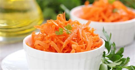 Farebný mrkvový šalát s rôznymi ingredienciami