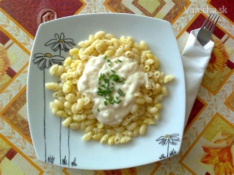 Detail hotového jedla - cestoviny so syrovou omáčkou a kuracím mäsom