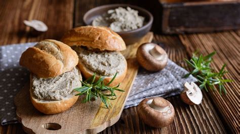 Hotová hubová nátierka na hrianke