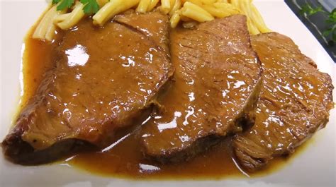 Hovädzie mäso a ingrediencie na prípravu vývaru