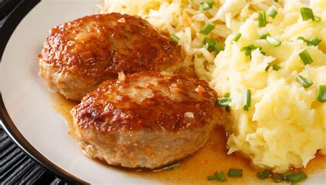 Rôzne pokrmy pripravené z hovädzieho mäsa z vývaru