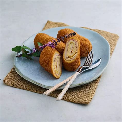 Palacinka plnená šunkou a syrom pred rolovaním