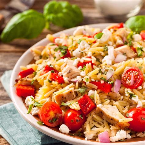 Ilustračná fotografia sviežeho šalátu s kuracím mäsom