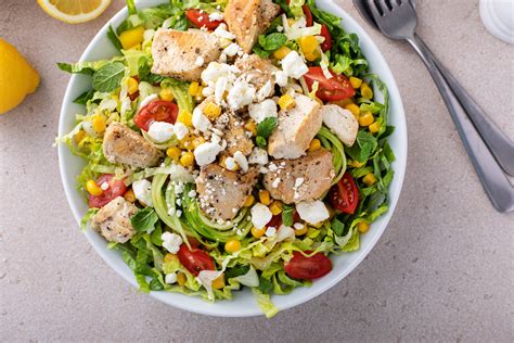 Zostavený šalát s kuracím mäsom a rôznou zeleninou