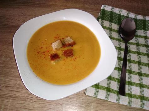 Misa polievky so šošovicou, špenátom a kúskami slaniny