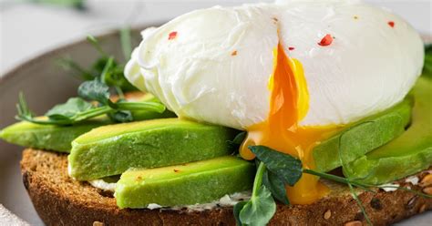 Krutóny a stratené vajce ako ozdoba