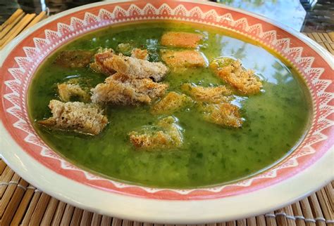 Tanier špenátovej polievky s domácimi krutónmi