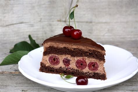 Čokoládovo-višňová torta