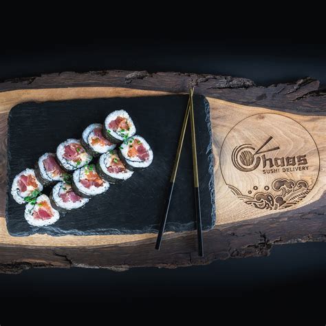 Zloženie sushi taniera s omáčkou a zázvorom