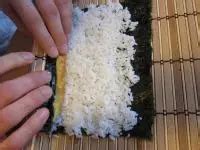 Proces rolovania sushi rolky pomocou bambusovej podložky