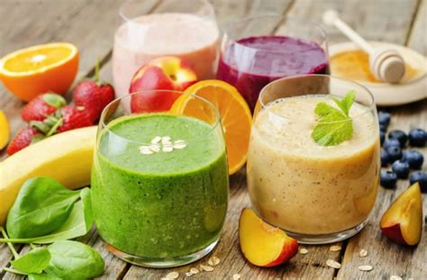 Koláž rôznych detoxikačných nápojov a smoothie