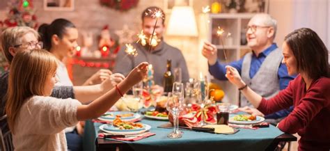 Rodina pri veľkonočnom stole