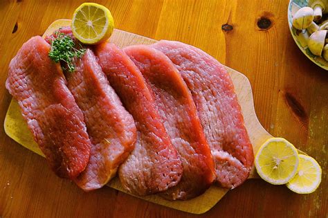 Surové mäso z korytnačky a ingrediencie