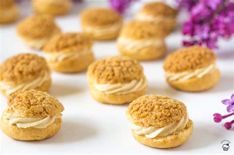 Detailný pohľad na Choux au Craquelin s krémom a posýpkou