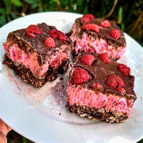 Nepečený malinový koláč s parížskou šľahačkou