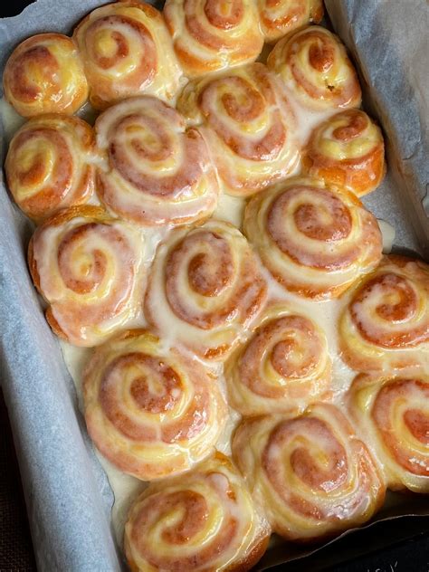 Fotografia hotového kysnutého koláča plneného pudingom