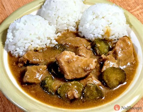 Tanier s bravčovým mäsom a uhorkovou omáčkou a ryžou ako prílohou