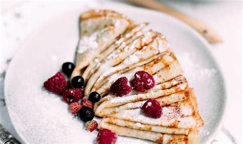 Rôzne naplnené palacinky na tanieri