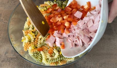 Štruktúra cestovinového šalátu s fazuľou a syrom