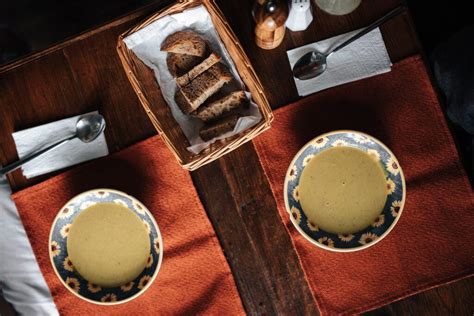 Ilustrácia hotovej krémovej kuracej polievky