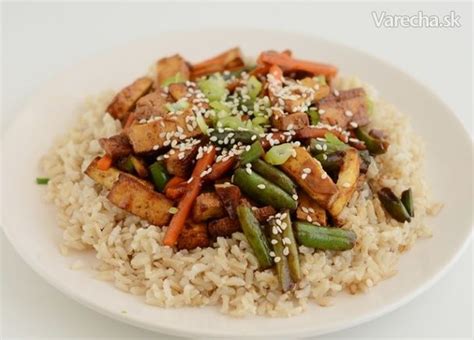 Ilustrácia rôznych jedál s hnedou ryžou