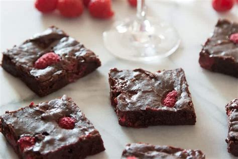 Brownies ozdobené lyofilizovanými malinami