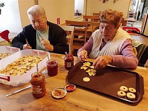 Stará fotografia rodiny pri príprave vianočných koláčikov
