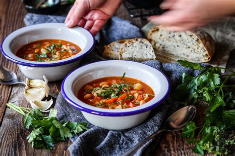 Servírovaná fazuľovo-mrkvová polievka s bylinkami a semiačkami