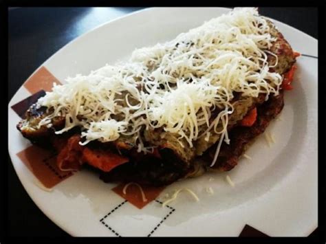 Vrstvenie zapekaných zemiakov s mäsovou zmesou