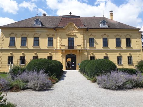 Zámocký park s jazierkom a reštauráciou