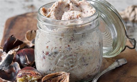 Gaštanové pyré a lieskové oriešky