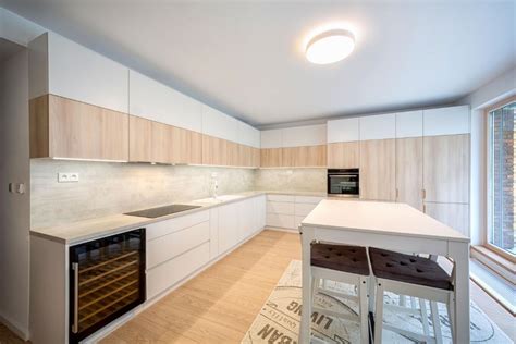 Interiér remeselného pivovaru s drevenými prvkami