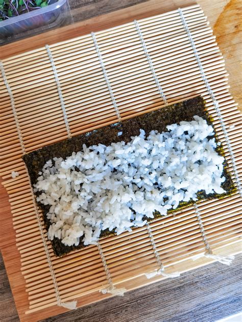 Zostavovanie sushi rolky na bambusovej podložke