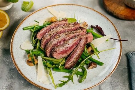 Servírovaný steak s krevetami a fazuľovými strukmi
