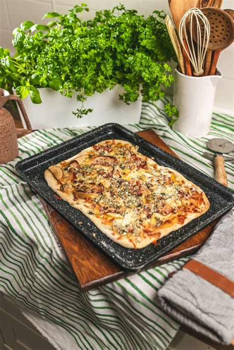 Pizza s údeným syrom a slaninou pripravená na pečenie