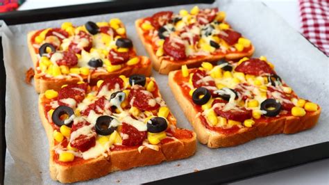 Pizza pripravená z toastového chleba s rôznymi oblohami