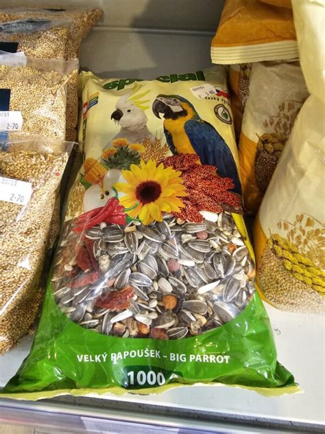 Balenia rôznych druhov vaječných zmesí pre papagáje