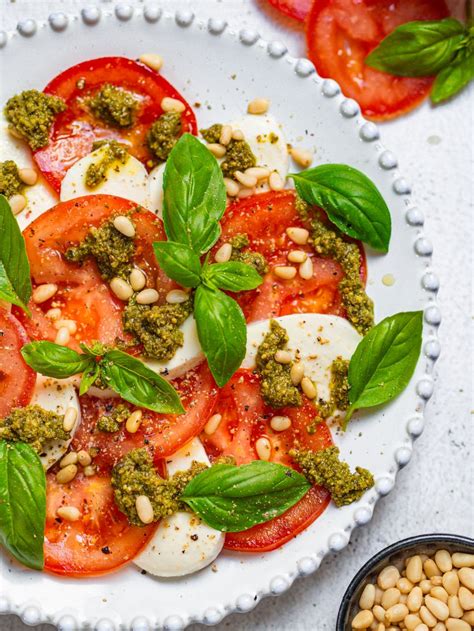 Šalát Caprese s mozzarellou a bazalkou