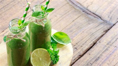 Kalendár s označeným jarom a symbolom zeleného smoothie