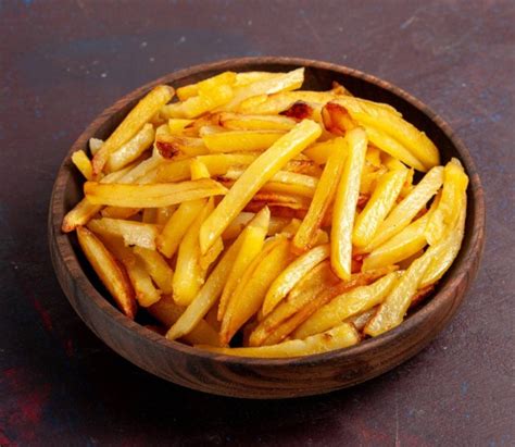 Chrumkavé zlatisté hranolky pripravené na podávanie