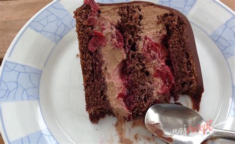 Čokoládová torta s tvarohom a višňami