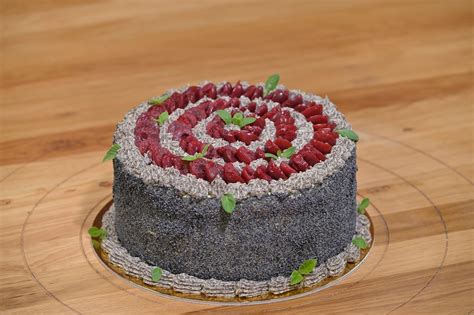 Hotová maková torta s višňami a šľahačkou