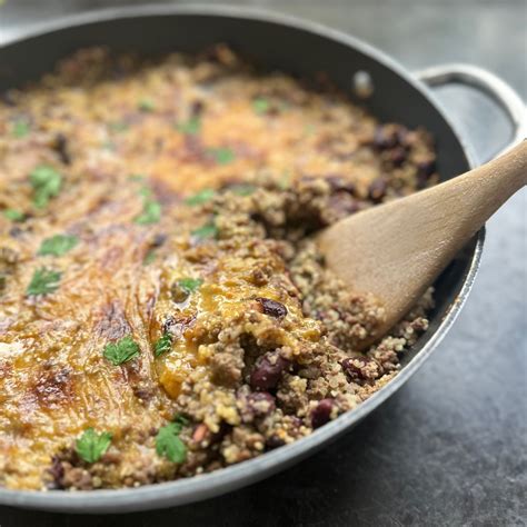 Panvica s opekajúcim sa mletým mäsom a cibuľou