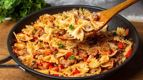 Servírované cestoviny s mletým mäsom a bylinkami