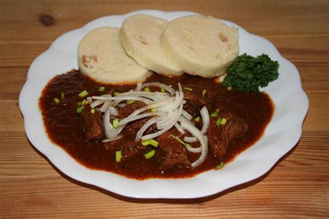 Černý (hospodský) guláš